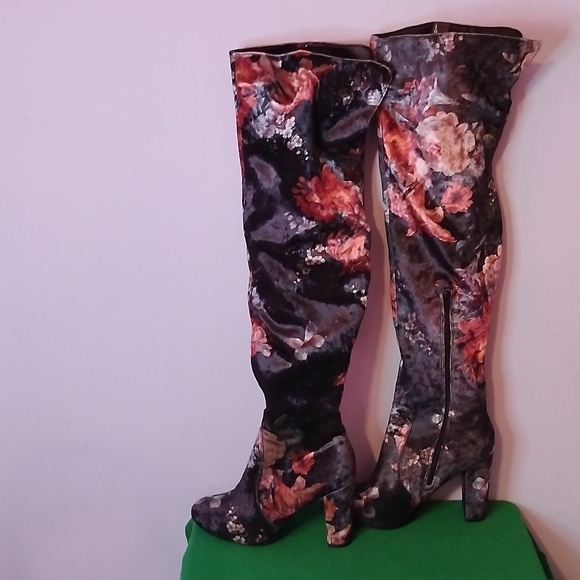 🎉Host Pick🎉 Womens Velvet Floral Print Boots - Picture 2 of 3